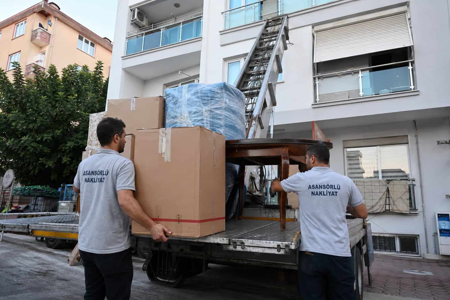 Edirne Evden Eve Nakliyat - buyuk kolinin iki personelle araca yuklenmesi