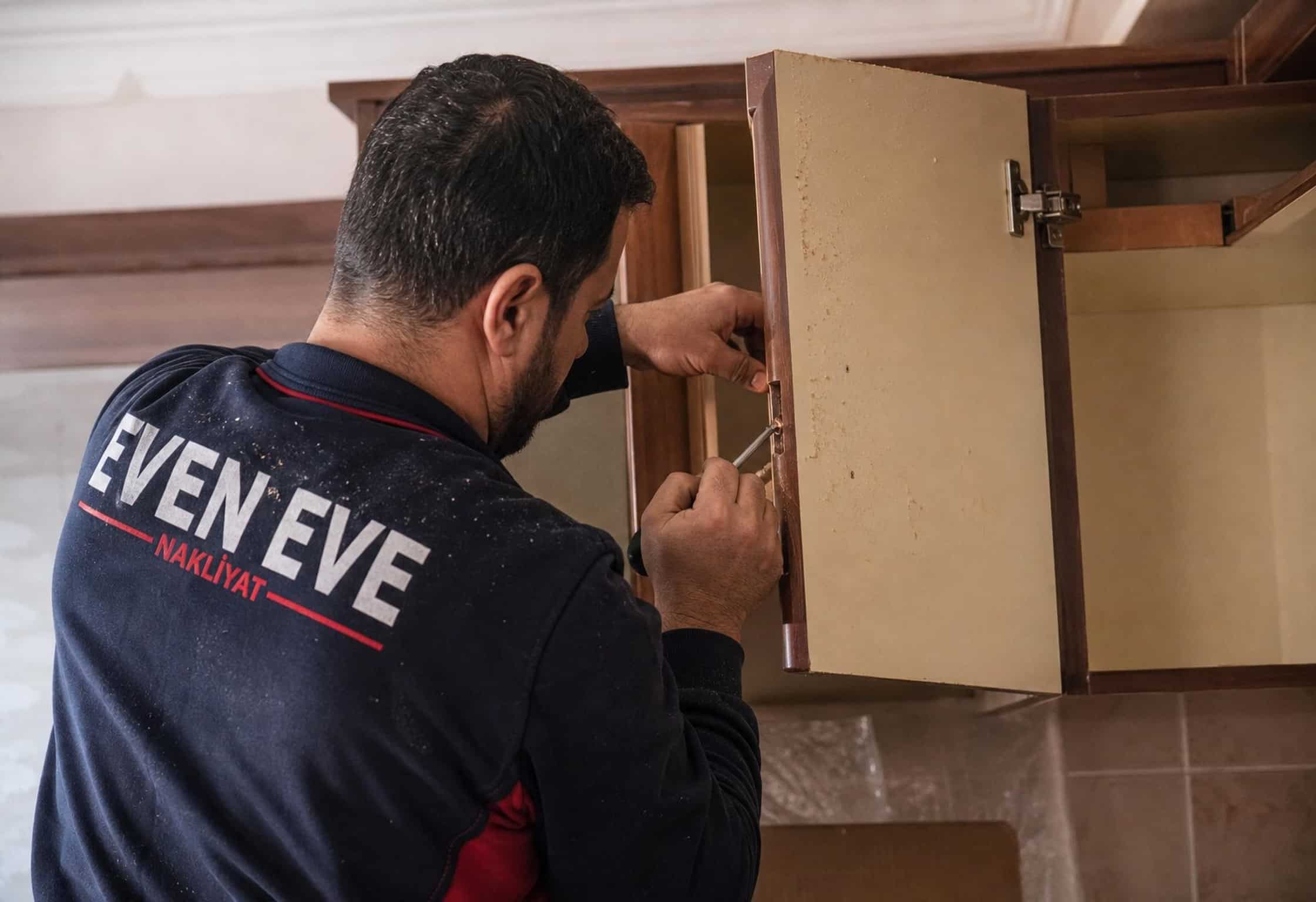 Şarköy Evden Eve Nakliyat - duvar dolabinin sokum oncesi baglanti kontrolu