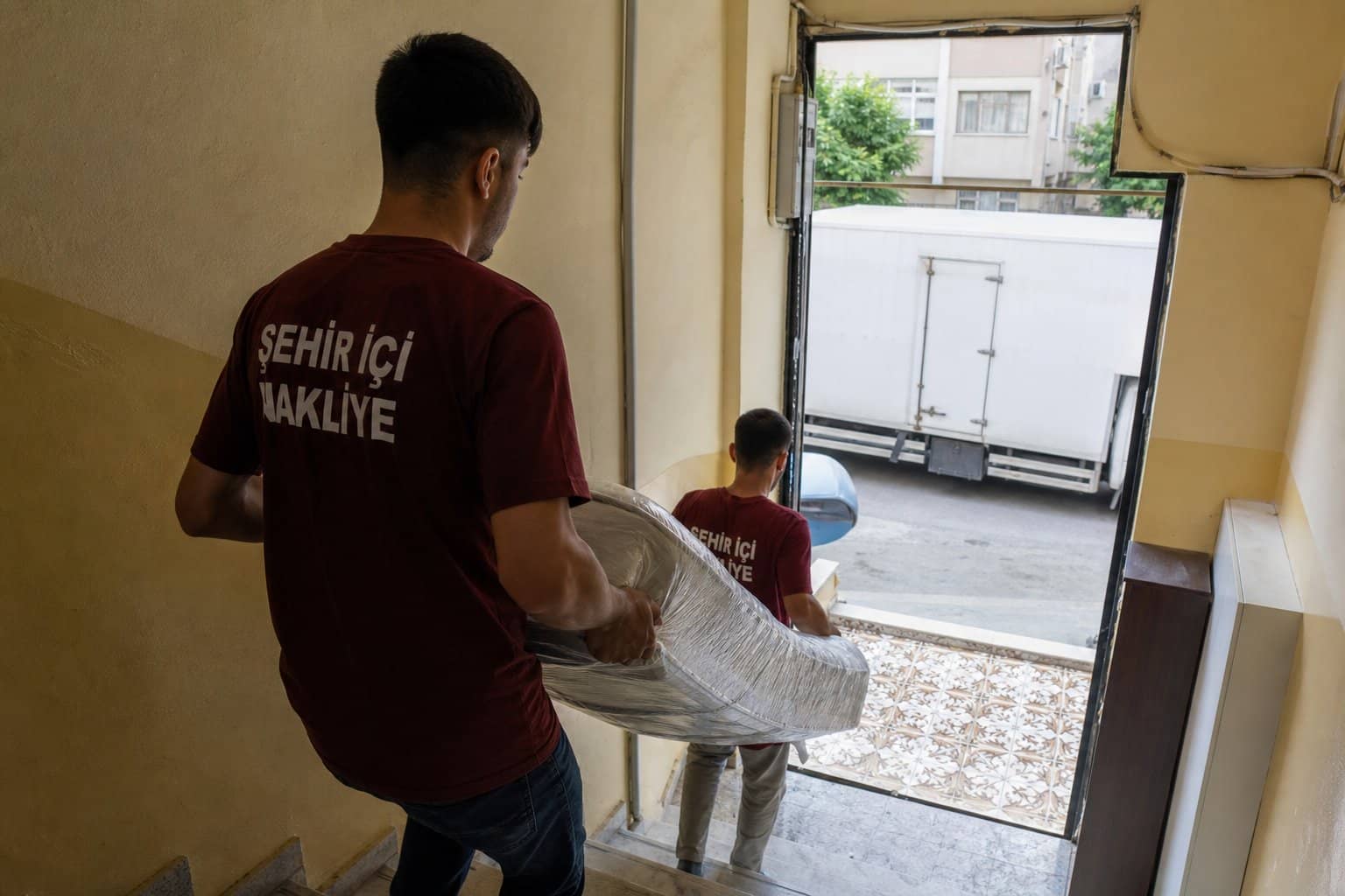 İletişim ve taşıma planlama - ev icinden koli cikaran nakliyeci