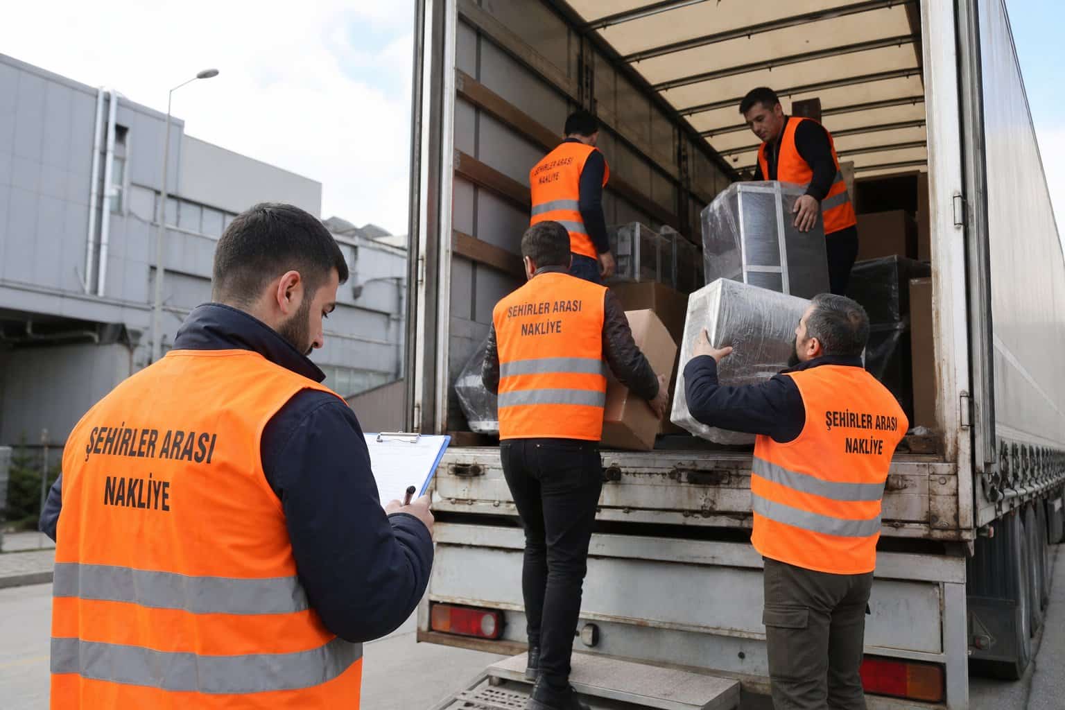 Ofis Taşımacılığı kapsamında kamyon arkasinda sevkiyat talimatlarini alan ekip