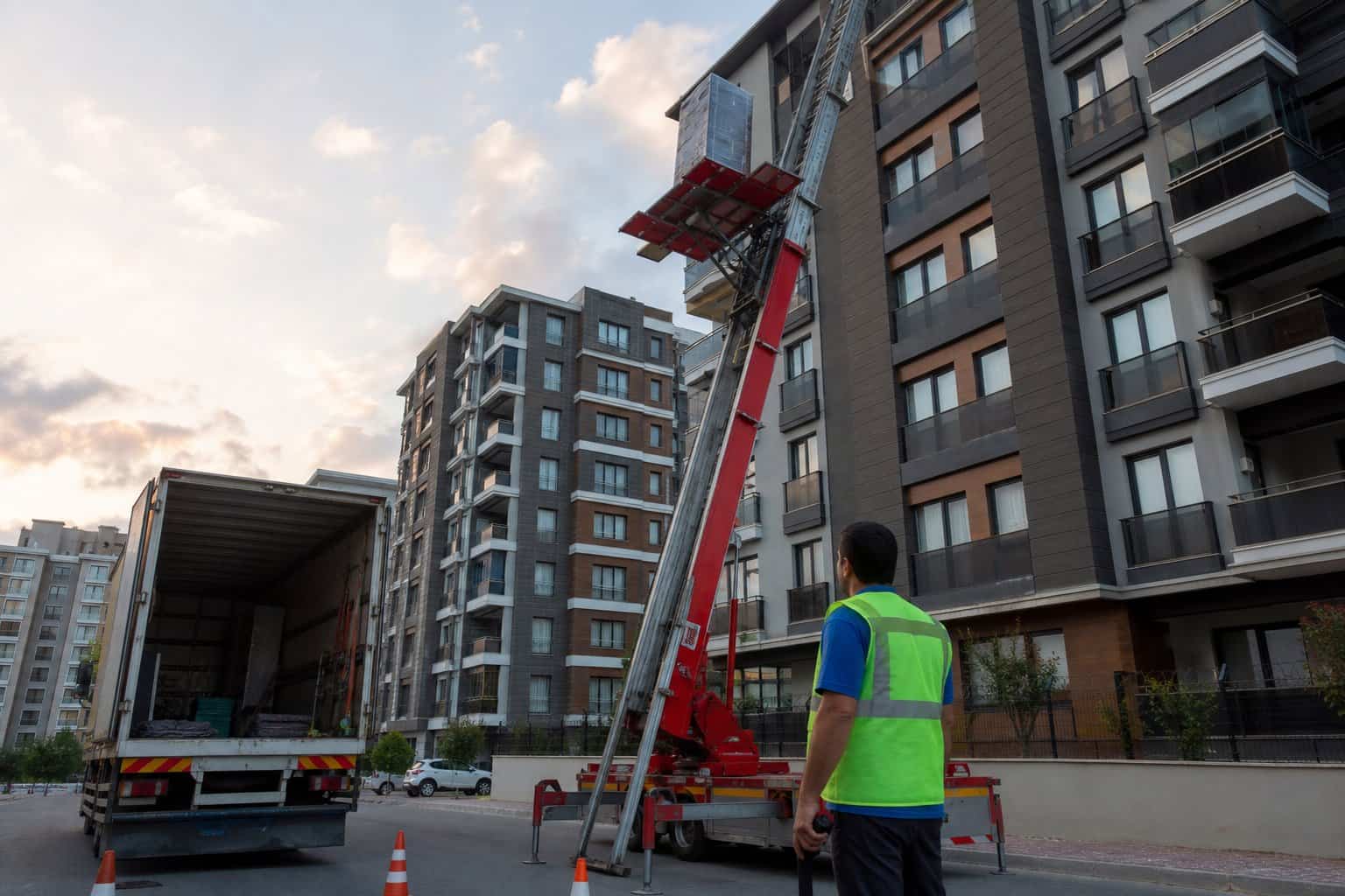 Eşya Depolama - kirmizi asansorle sokak arasi ev tasimaciligi