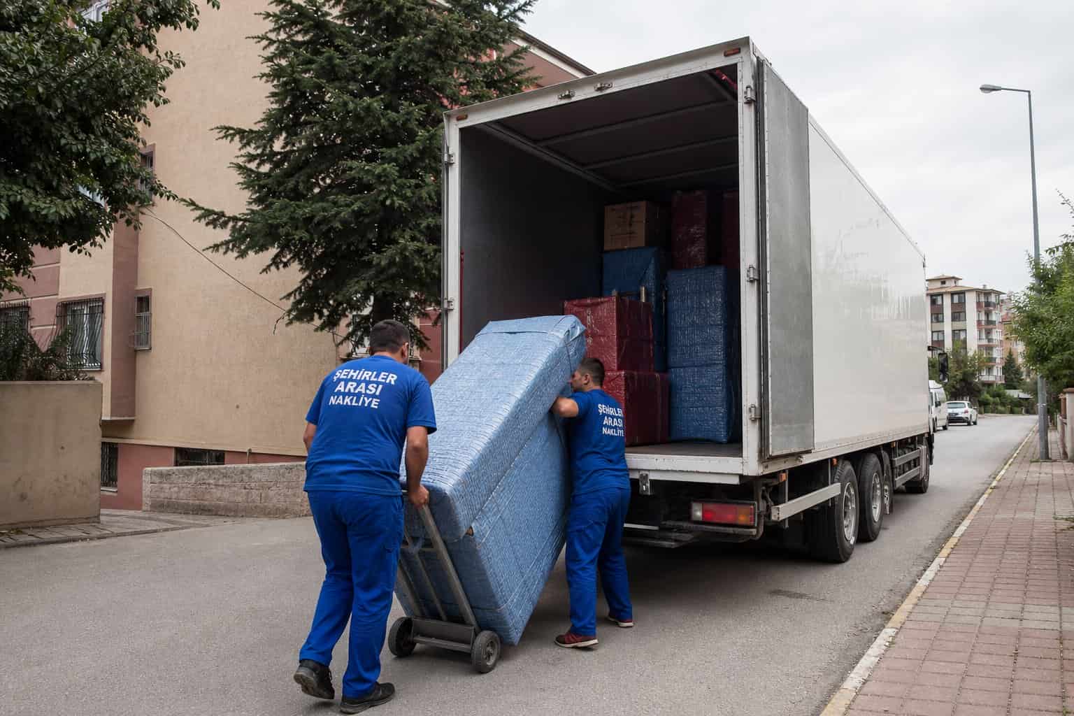 Piyano Taşıma kapsamında mavi beyaz esyanin rampadan kamyona cikarilmasi