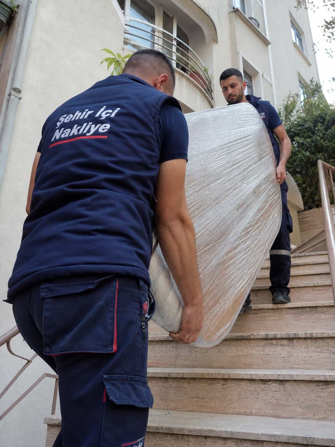 Yatak Odası Taşıma kapsamında merdivenden paketli yatak cikarma