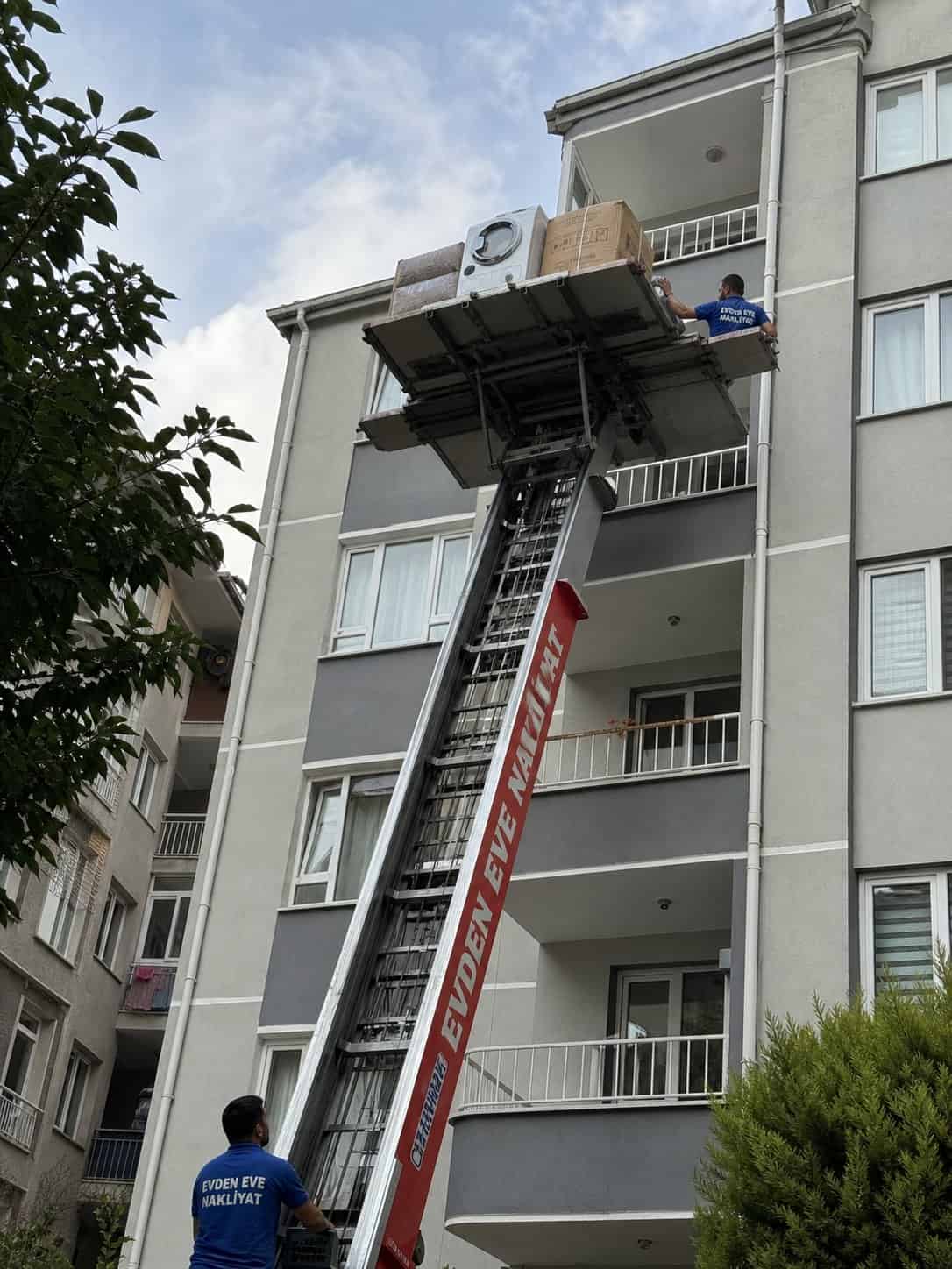 Piyano Taşıma kapsamında ust kat balkonunda platformlu esya indirme hizmeti