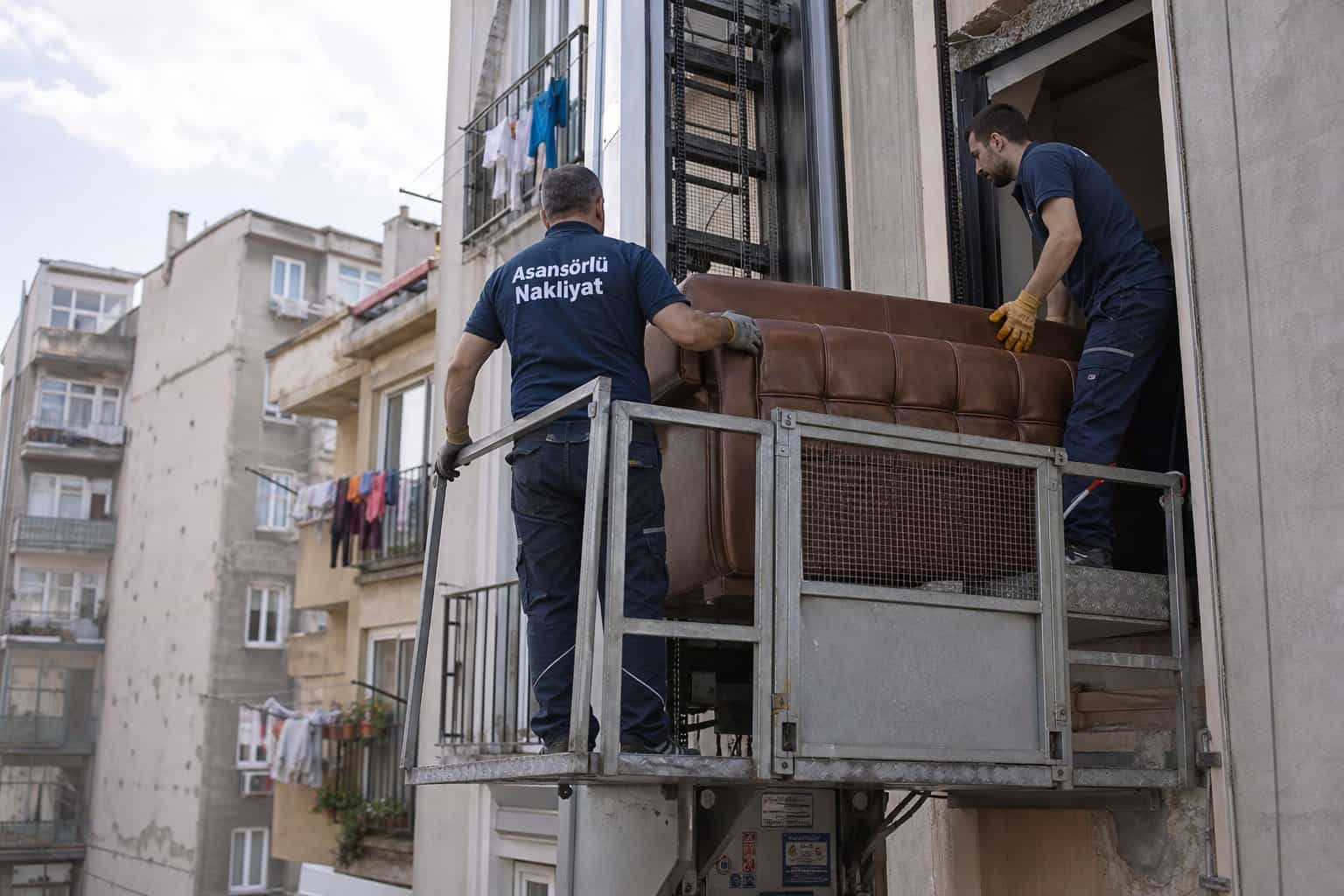 Edirne Evden Eve Nakliyat kapsamında ust kattan paketli mobilya indirme